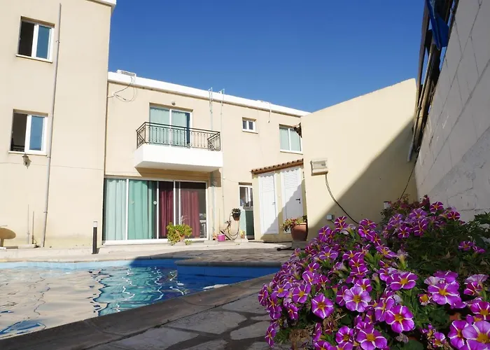 アパートホテル Kozis Polis