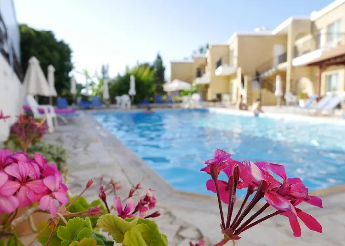 Kozis アパートホテル Polis